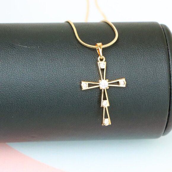 "Elegant Rose Gold Cross Pendant with Sparkling Center Stone, XPPT1833 - Picture 11 of 12